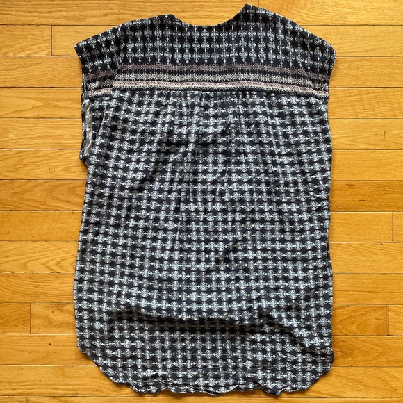 Max Studio Printed Faux-Wrap Sleeveless Blouse - Picture 3 of 12